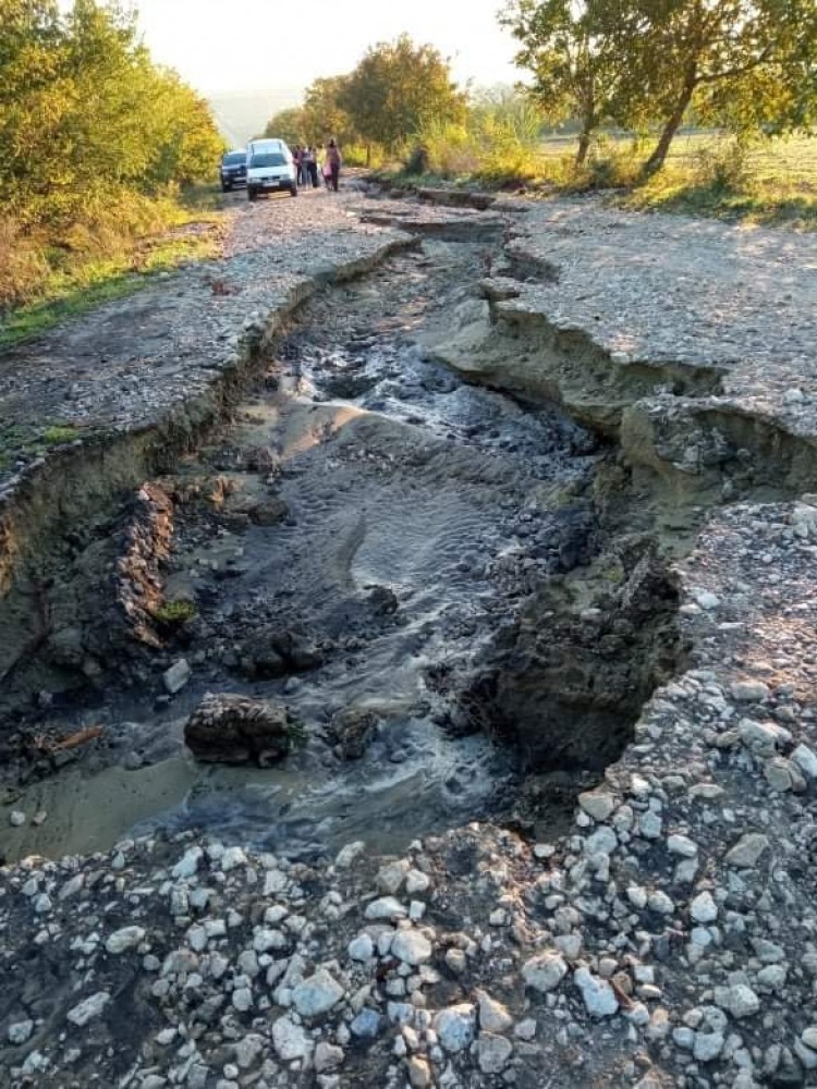  Lucrări de reabilitare a drumului spre localitatea Valea Florii.