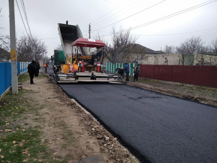 Porțiune de drum, reparată capital în varianta asfalt.