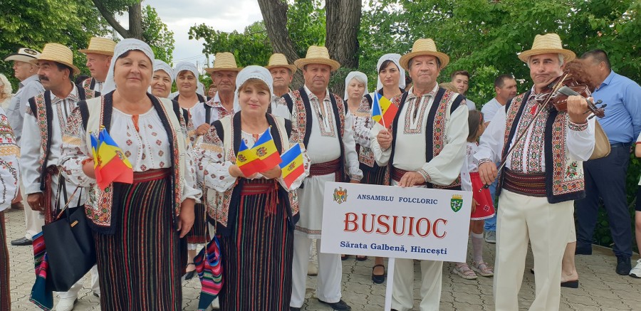 Reprezentanții comunei la Festivalul din Gura Bîcului.