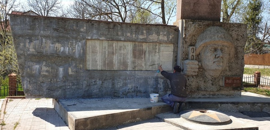 Renovarea fațadei monumentului eroilor.