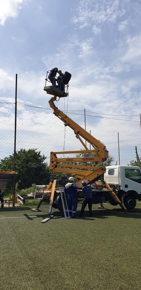 Iluminatul terenului sportiv cu acoperire artificială.